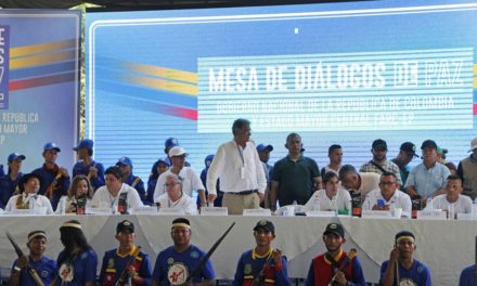 Presidente electo de Ecuador recibió credenciales antes de asumir el Gobierno