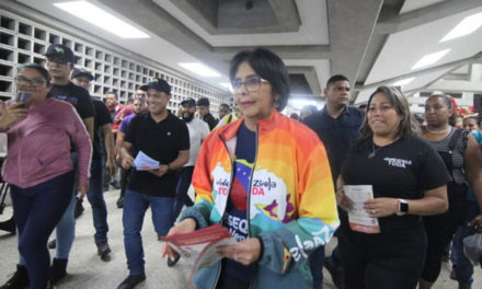 Vicepresidenta Rodríguez lideró volanteo por el Esequibo en el Metro de Caracas