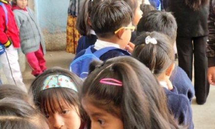 Bolivia continúa pago de bono contra deserción escolar