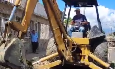 Cuadrillas de alcaldía de Sucre sustituyen colectores dañados en sector Alí Primera