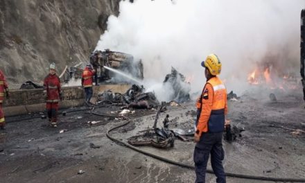 Controlan incendio de vehículos en autopista Gran Mariscal de Ayacucho