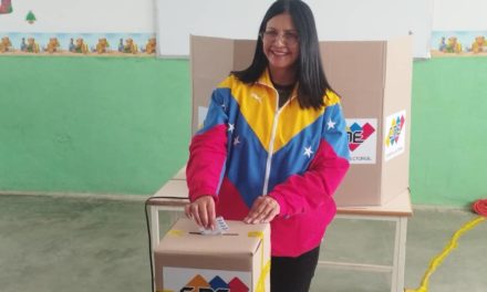 Gobernadora Karina Carpio ejerció su derecho al voto para el Referéndum Consultivo