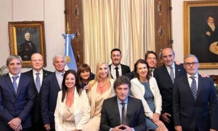 Presidente argentino celebró primera reunión de su gabinete