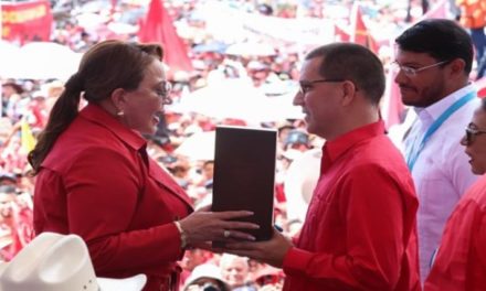 Honduras condecora al presidente Maduro con la Orden de Francisco Morazán