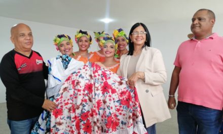 Bailarines de Aragua favorecidos con entrega de trajes de presentación