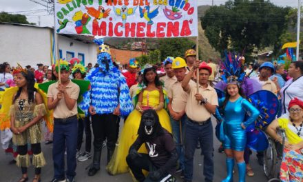 Con desfile escolar Las Tejerías inició festividades carnestolendas