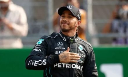 Hamilton apunta su futuro con Ferrari