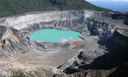 Costa Rica mantiene bajo vigilancia volcán Poás tras aumento de erupciones