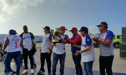 Tiburones de Venezuela recibidos como héroes en La Guaira