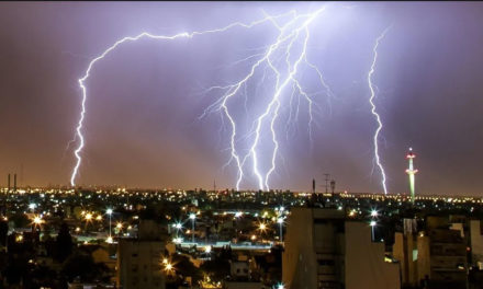Tormentas eléctricas causan destrozos y alteran el tráfico aéreo en Argentina