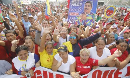 Mas de 10 mil aragüeños movilizados a Caracas en respaldo de Nicolás Maduro