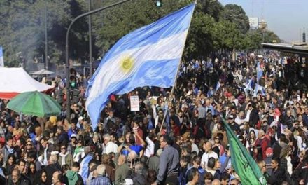 Realizan protestas en Argentina contra políticas del presidente Javier Milei