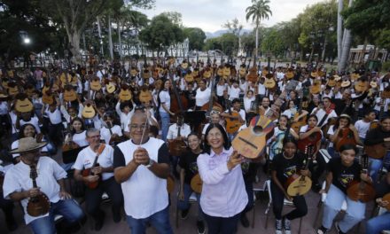 Más de 470 cuatristas aragüeños tocaron en la plaza Bolívar de Maracay