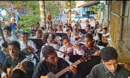 Revenga celebró Día Nacional del Cuatro con 44 músicos