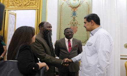 Líder religioso David Owuor visita al presidente Maduro en Miraflores