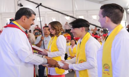 Presidente Maduro entrega títulos a nuevos Médicos Integrales Comunitarios