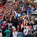 Mar de amor y patriotismo recibe a Maduro en Mamera