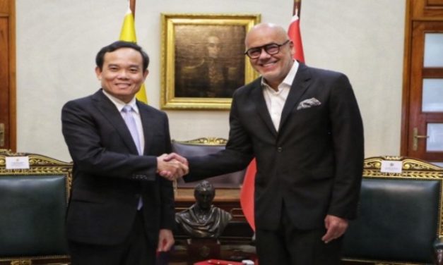 Presidente de la AN se reúne con delegación vietnamita