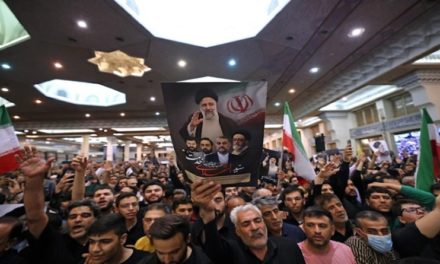 Líder supremo de Irán preside funeral del presidente Raisi