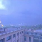 Rayo impactó sobre la Torre Eiffel durante tormenta eléctrica