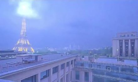 Rayo impactó sobre la Torre Eiffel durante tormenta eléctrica