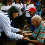 Gobernadora Karina Carpio compartió con abuelos del geriátrico de San Mateo