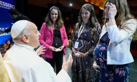 Papa Francisco aboga por políticas eficaces a favor de las familias
