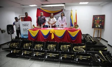 Entregados 28 instrumentos de viento a la Banda Escuela de Aragua en Insajuv