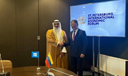 Vicepresidente de Economía se reúne con Secretario de la OPEP en Rusia
