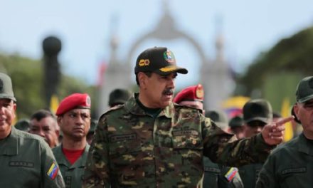 Ejército Bolivariano entrega homenaje de la Batalla de Carabobo al jefe de Estado