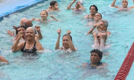 Abuelos de MBI participaron en jornada de terapia acuática