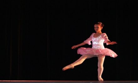 Bailarinas presentan «El Lago de los Cisnes» en el Teatro Jacobo Ramírez