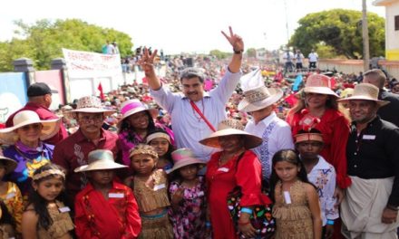 Pueblos wayúu y añú entregan a Maduro prendas indígenas que simbolizan firmeza