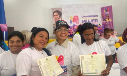 Más de 350 mujeres aragüeñas recibieron títulos y certificados de la GMVV
