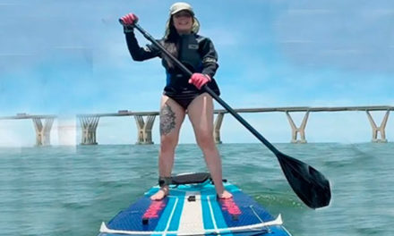 Venezolana instauró una marca al cruzar el Lago de Maracaibo haciendo surf de remo