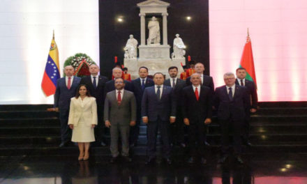 Primer ministro de Bielorrusia rinde honores a El Libertador en Caracas