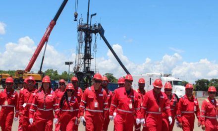 Trabajadores petroleros ejecutan plan operacional en campo La Ceiba