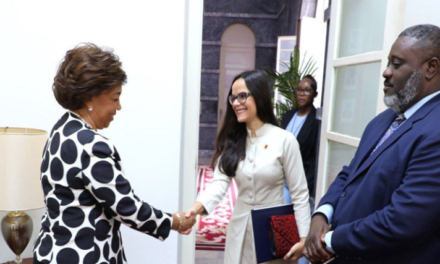 Embajadora de Venezuela presenta Copias de Estilo en Angola