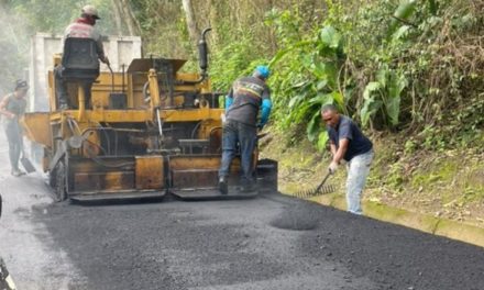 Colocadas más de 2.700 toneladas de asfalto en la vía de Ocumare de la Costa