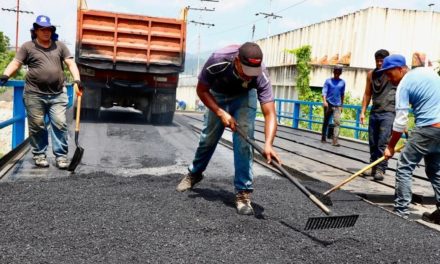 Supervisada colocación de asfaltado en la Zona Industrial de Corinsa