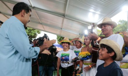 Presidente Maduro firmó Decreto para la instalación del Centro Nacional de Artesanía