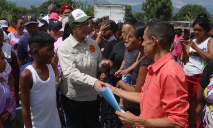 Gobernadora Karina Carpio sostuvo encuentro con la comunidad de Fundocoropo