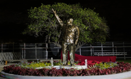 Develada estatua del comandante Hugo Chávez en La Guaira