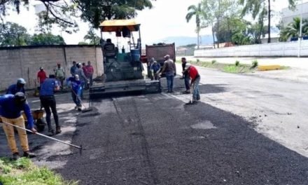 Realizan trabajos de asfaltado en Lamas