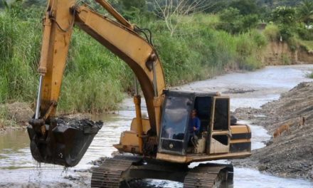 Ejecutivo regional supervisó trabajos de dragado en el municipio Revenga