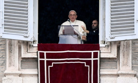 El papa reclama que «se oiga la voz de los pueblos que piden la paz»