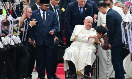 El papa llegó a Indonesia