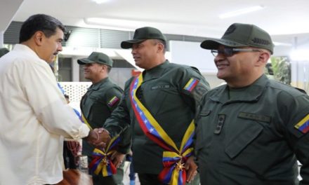 Presidente Maduro condecora a militares venezolanos por su defensa a la Patria