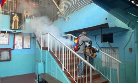 Continúan jornadas de fumigación a instituciones educativas de Revenga