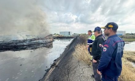 Supervisan sector La Salina tras explosión de tanque de crudo